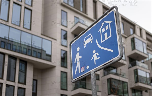 A sign indicates the beginning of a play street. Berlin