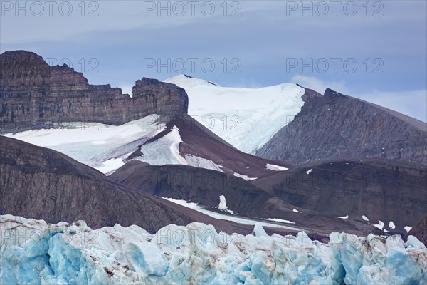 Kongsbreen glacier in autumn