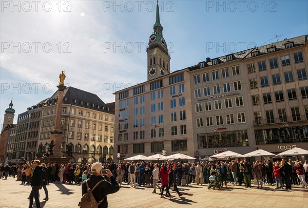 Tourists looking at the carillon on the New Town Hall