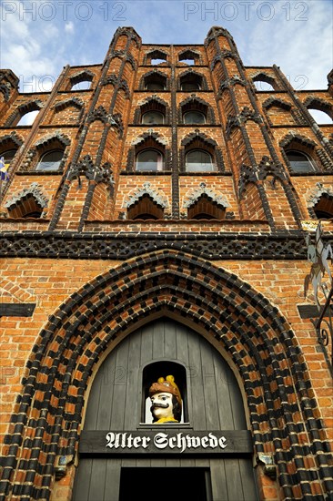 Swede's head in the portal of the Gothic town house Alter Schwede