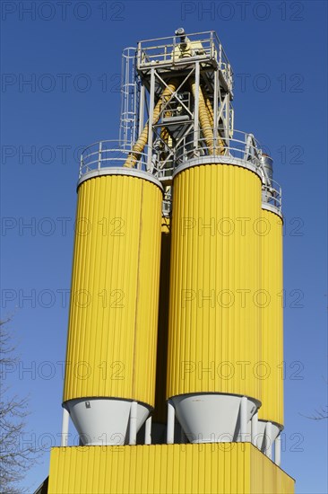 Yellow silos for building material in Hemelinger Hafen