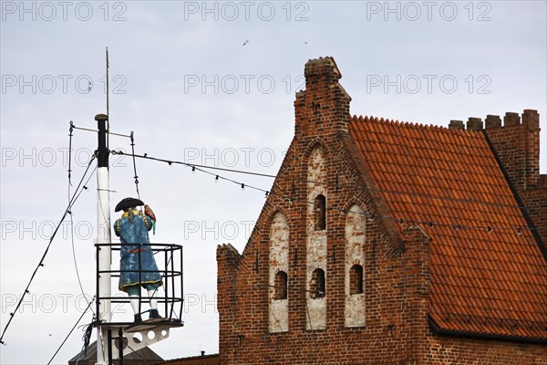 Captain's figure in the lookout of a crow's nest in front of the water gate