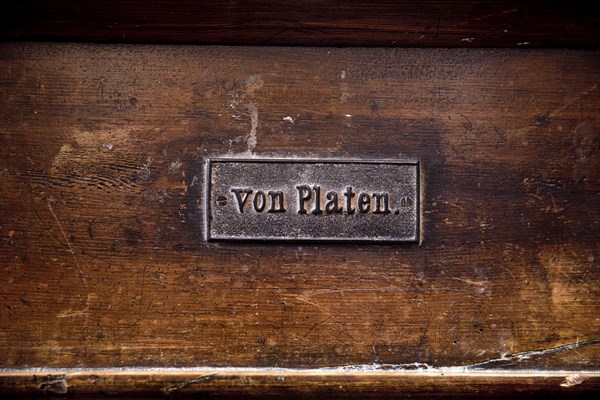 Permanently mounted nameplate on the church pew in the Nikolaikirche