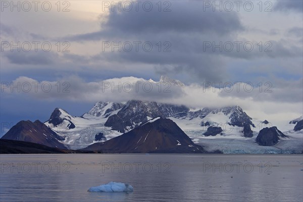 Mountains and glaciers along the Hornsund fjord