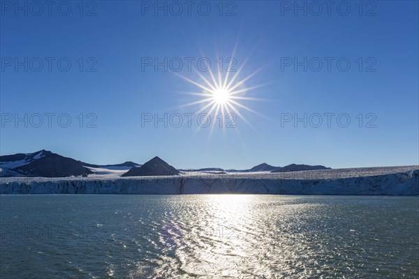 Midnight sun over Sefstroembreen