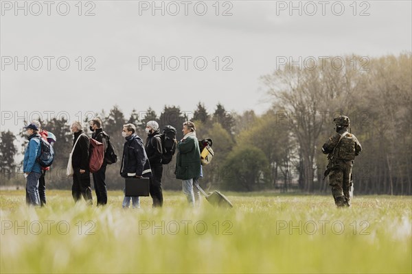 Soldiers bring extras to the Airbus A400M aircraft