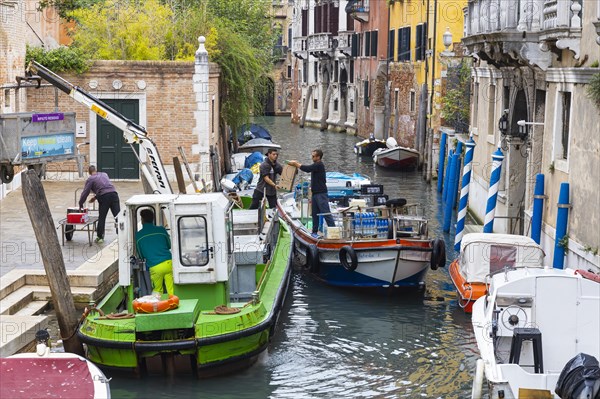 Logistics across the lagoon canals