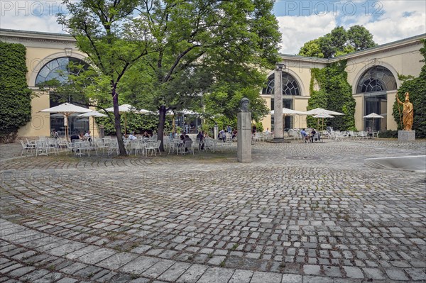 Restaurant and cafe in the courtyard of the Glyptothek