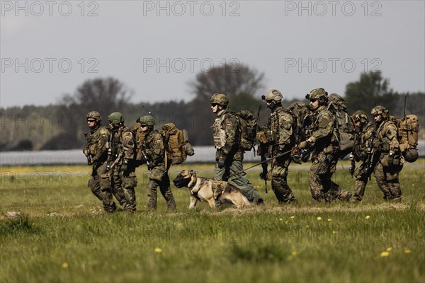 Soldiers of the German Armed Forces as well as a mission dog