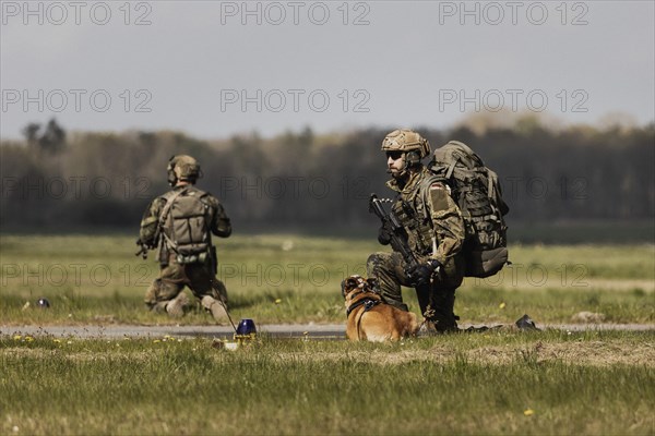Soldiers of the German Armed Forces as well as a mission dog