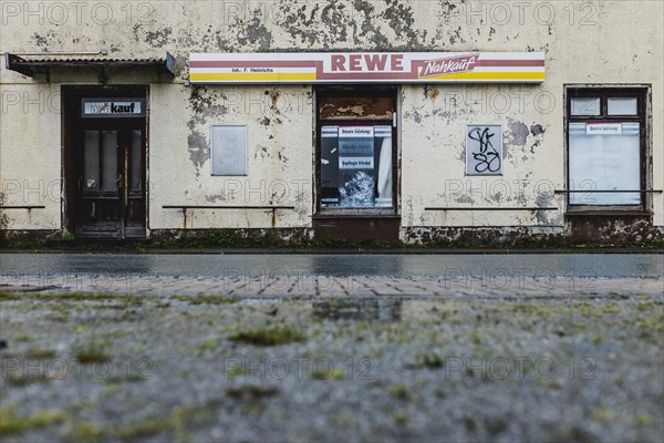 Closed shopping shop