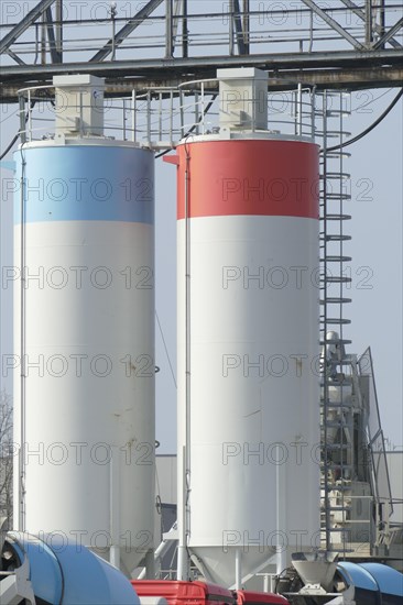 Silos for building material in Hemelinger Hafen