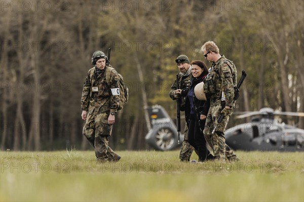 Soldiers bring an extra to the plane