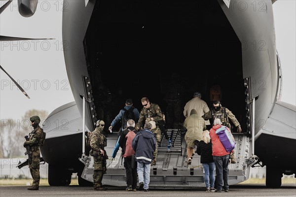 Soldiers bring extras to the Airbus A400M aircraft