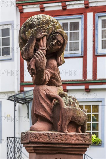 Old market with the Saeckerbrunnen in the historic old town