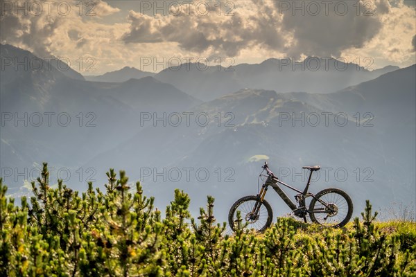 On a sunny summer day with the e-bike in the Zillertal Alps