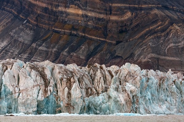 Kongsbreen glacier in autumn