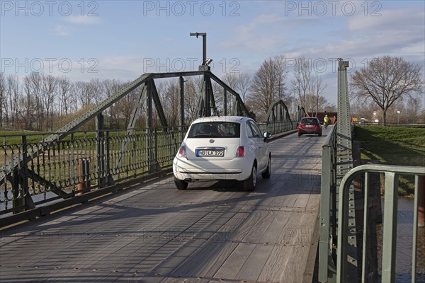 Swing bridge between Klevendeich and Neuendeich