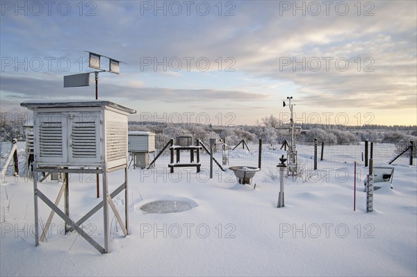 Weather station measuring temperature