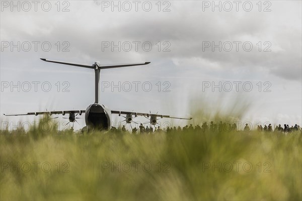 Soldiers bring extras to the Airbus A400M aircraft