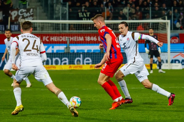 (1.FC Heidenheim) in a duel with Leart PACARADA (St. Pauli)