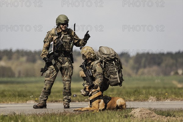 Soldiers of the German Armed Forces as well as a mission dog