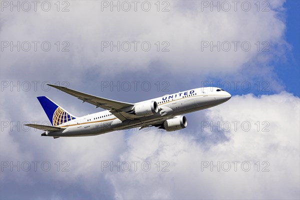 Boeing 787-8 Dreamliner of United Airlines during take-off at Fraport Airport