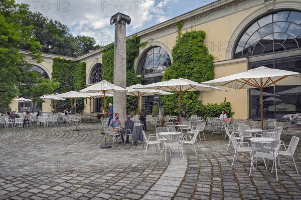 Restaurant and cafe in the courtyard of the Glyptothek
