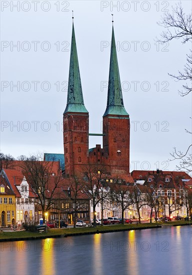 The cathedral with the Obertrave in the evening