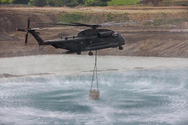 Bundeswehr helicopter with fire extinguishing tank 5000 litres