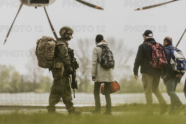 Soldiers bring extras to the Airbus A400M aircraft