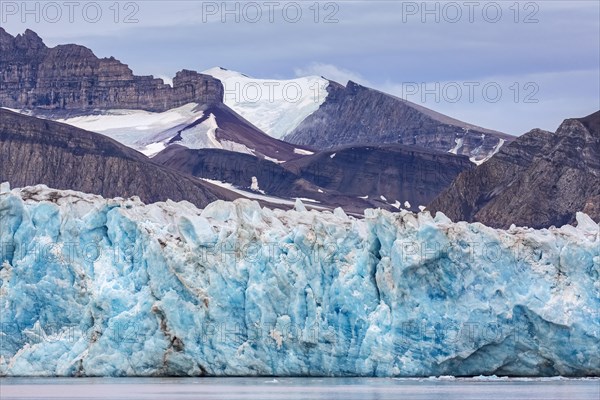 Kongsbreen glacier in autumn