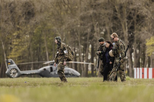 Soldiers bring an extra to the plane