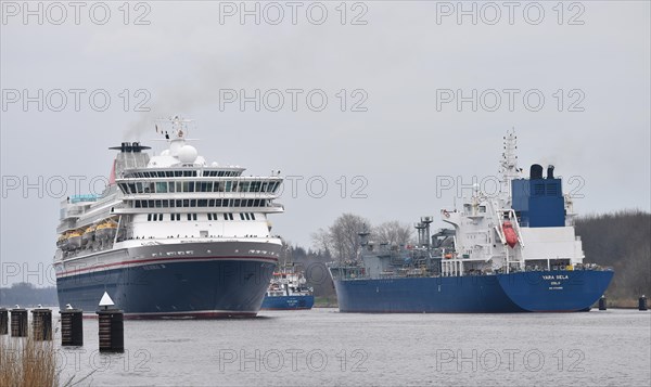 Cruise ship Balmoral and LPG tanker in the Kiel Canal