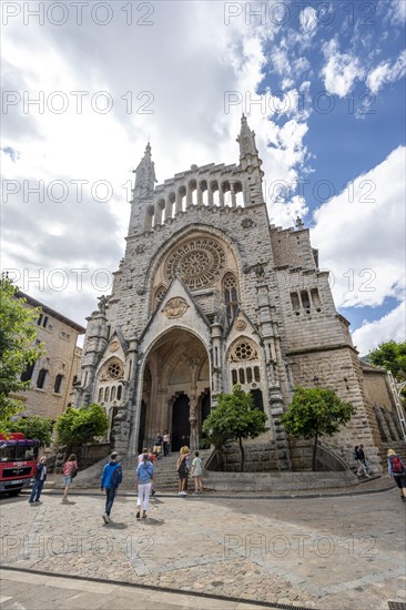 Placa de la Constitucio square with Parroquia de Sant Bartomeu de Soller church