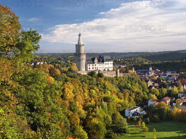 View of Weida with the Osterburg in autumn