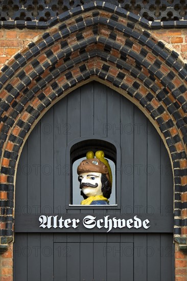 Swede's head in the portal of the Gothic town house Alter Schwede