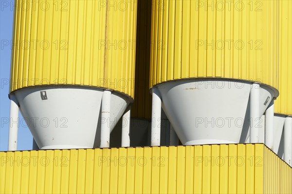 Yellow silos for building material in Hemelinger Hafen