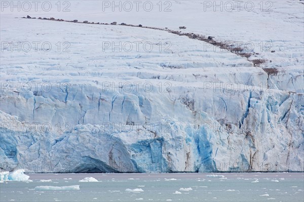 Debris on top of Smeerenburgbreen