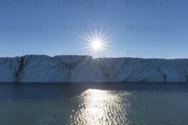 Midnight sun over Sefstroembreen