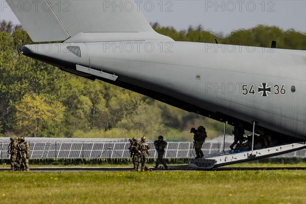 Soldiers leaving the Bundeswehr Airbus A400M aircraft