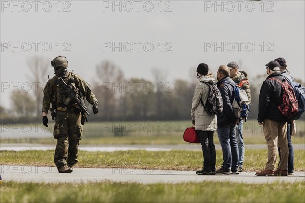 Soldiers bring extras to the Airbus A400M aircraft