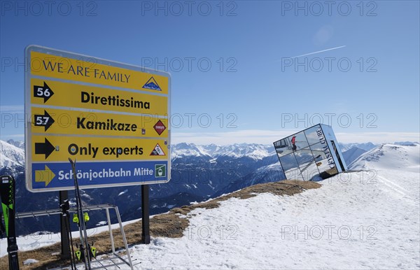 Piste signposting at the Crystal Cube on the Zwoelferkopf