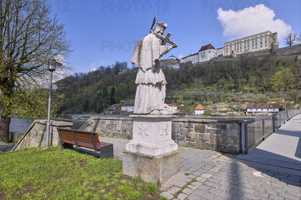 Statue with view of Veste Oberhaus