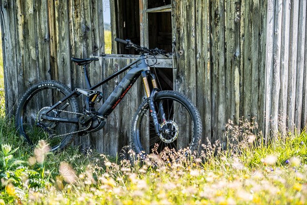 On a sunny summer day on the road with the e-bike in the Zillertal Alps