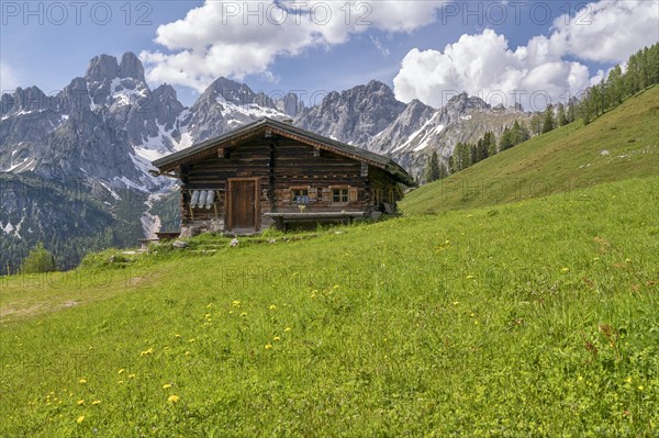 Alpine hut in front of the large Bischofsmuetze