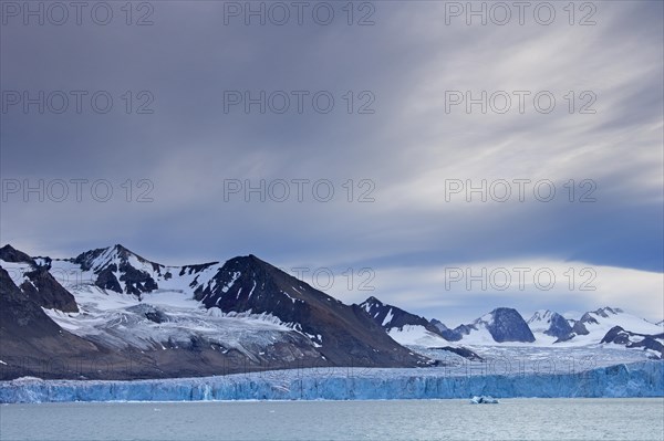 Samarinbreen glacier debouches into Samarinvagen