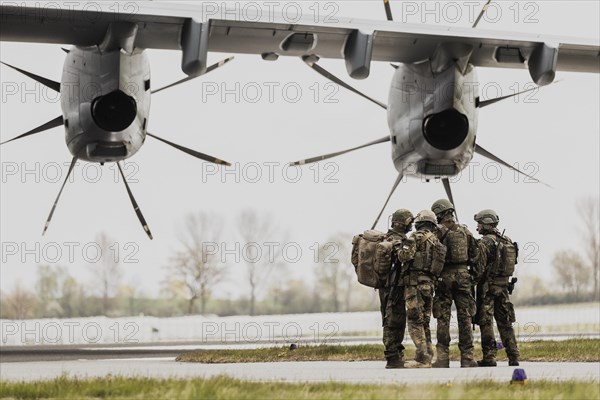 Soldiers of the German Armed Forces sign off in front of the Airbus A400M aircraft