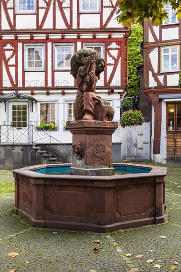 Old market with the Saeckerbrunnen in the historic old town