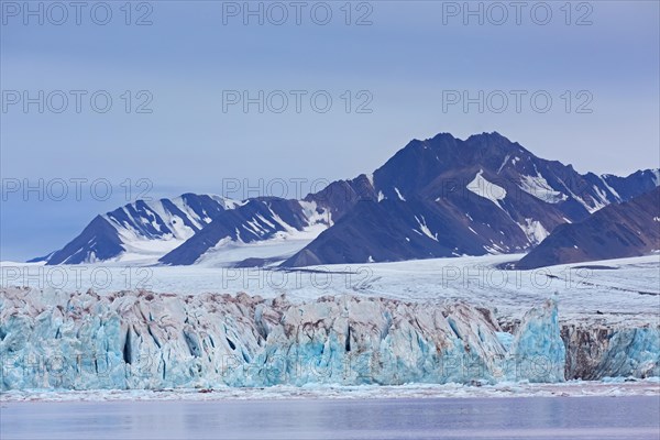 Kongsbreen glacier in autumn